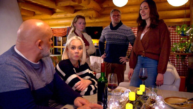 Katy freut sich auf den Trip, doch als sie vom Kuss zwischen Peggy und Bruno erfährt, ist die Stimmung ruiniert. Außerdem wird ihr klar, dass Joe sie benutzt, um Peggy eifersüchtig zu machen. Katy will den Trip mit viel Alkohol überstehen. – Bild: RTLZWEI – Recht zum Abdruck/​Darstellung zeitlich/​sachlich beschränkt auf die Bewerbung der Sendung
