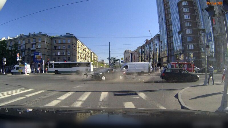 Verkehrsunfall auf einer Kreuzung – Bild: RTL /​ RMC Production /​ Jukin Media /​ Paul Morizet /​ Getty Images /​ Episode 3