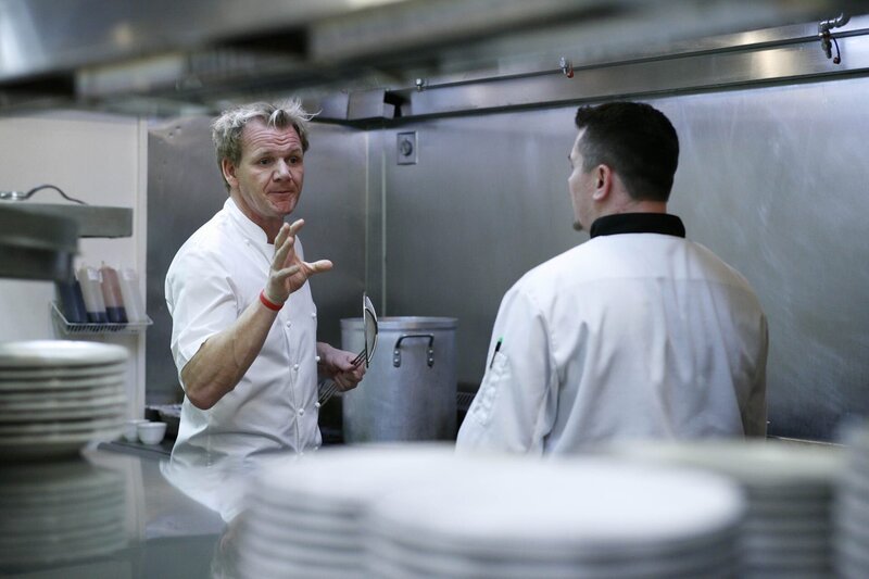 Das „Giuseppi’s“ ist ein Familienbetrieb, dem das Wasser bis zum Halse steht. Der Laden läuft nicht, die Einrichtung ist altbacken und dem Koch fehlt jegliche Leidenschaft für seinen Beruf. Kann Gordon Ramsay (l.) helfen? – Bild: Fox Broadcasting
