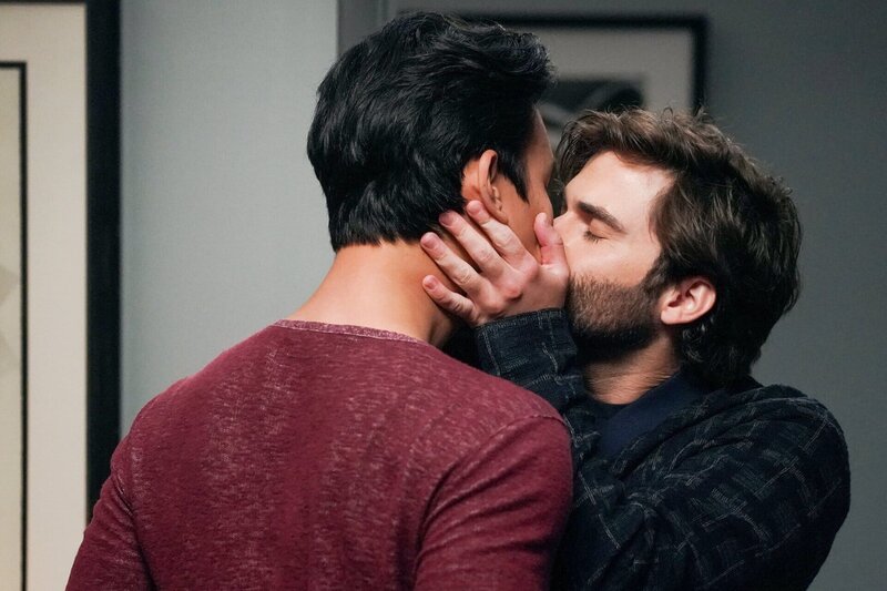 Herz über Kopf: Alex Landi als Dr. Nico Kim, Jake Borelli als Dr. Levi Schmitt – Bild: SRF/​ABC Studios