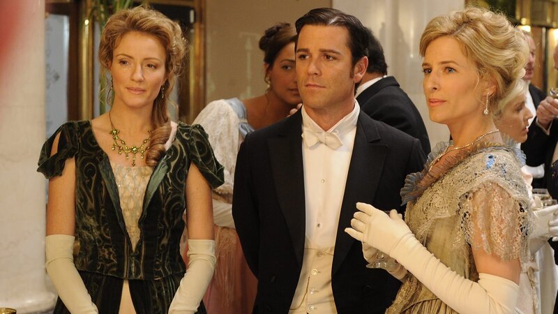 Dr. Julia Ogden, Detective William Murdoch, Sally Pendrick. – Bild: Shaftesbury Murdoch III Inc 2010