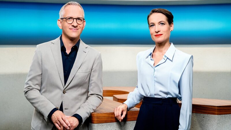 Gion-Duri Vincenz und Franziska Ramser – Moderatoren Rundschau – Bild: SRF/​Oscar Alessio
