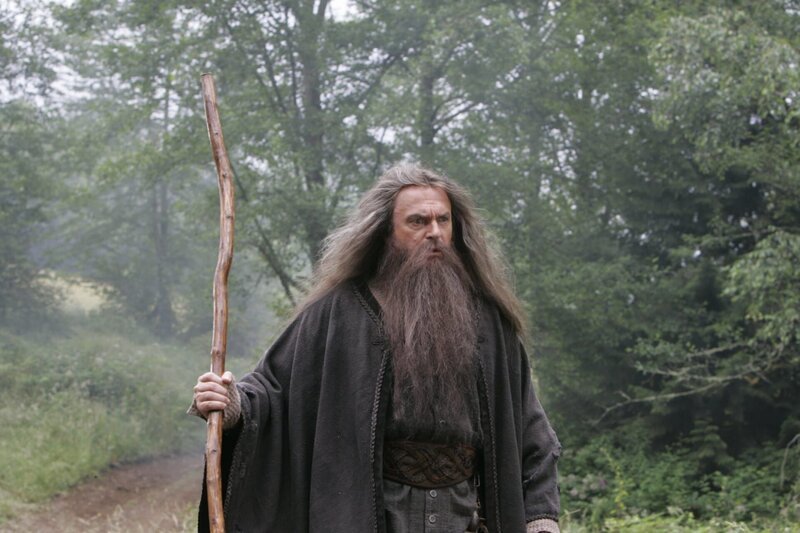 Merlin (Sam Neill), der große Zauberer, kehrt nach 50 Jahren nach Camelot zurück und findet in das einst so prächtige Königreich Artus’ in einem furchtbaren Zustand vor¼ – Bild: port.hu