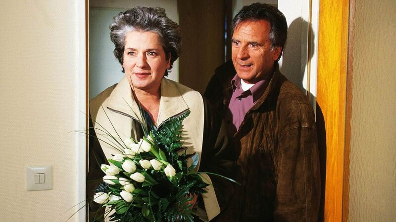 Uschi (Barbara Freier) hat Freigang und freut sich auf die Zeit mit ihrem Mann Wolfgang (Klaus Wennemann) und ihrer Tochter Sonja. – Bild: RTL /​ Stefan Erhardt