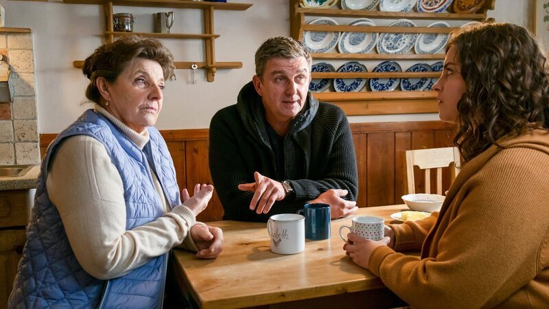 Der Bergdoktor Der Weg zurück – Teil 2 Zwei Frauen und ein Mann am Küchentisch: Monika Baumgartner als Lisbeth Gruber, Hans Sigl als Bergdoktor Dr. Martin Gruber, Ronja Forcher als Lilli Gruber – Bild: SRF/​ZDF/​Erika Hauri