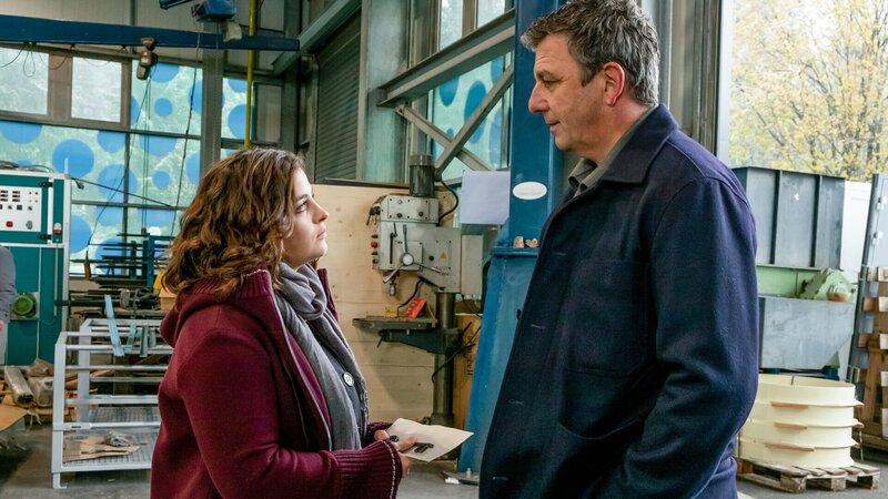 Der Bergdoktor Der Weg zurück – Teil 1 Tochter im Gespräch mit Vater: Ronja Forcher als Lilli Gruber, Hans Sigl als Bergdoktor Dr. Martin Gruber – Bild: SRF/​ZDF/​Erika Hauri