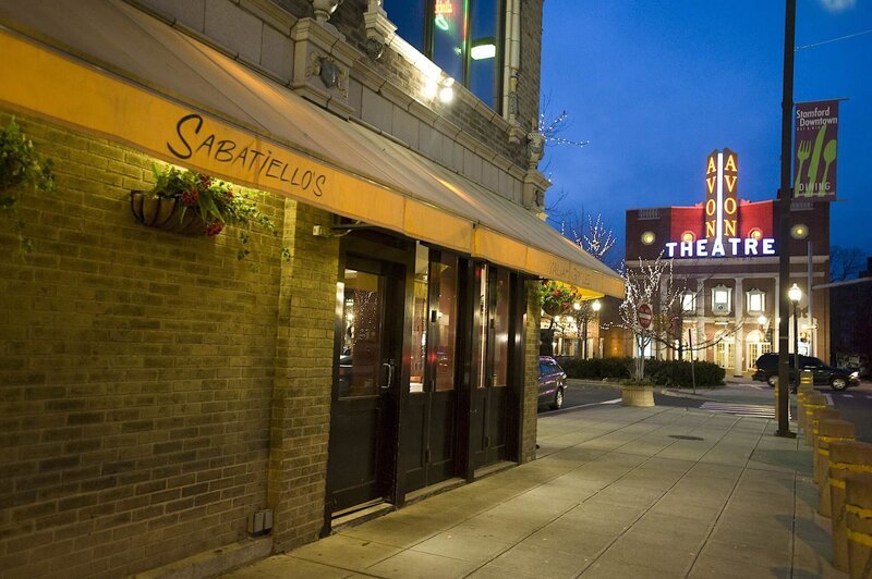 Der Besitzer des „Sabatiello’s“ ist hochverschuldet und erhofft sich von Gordons Besuch eine Belebung des Geschäftes. Doch seine Gäste kritisieren ihn wegen seines aufbrausenden Temperaments und bemängeln zudem den Service. – Bild: Fox Broadcasting
