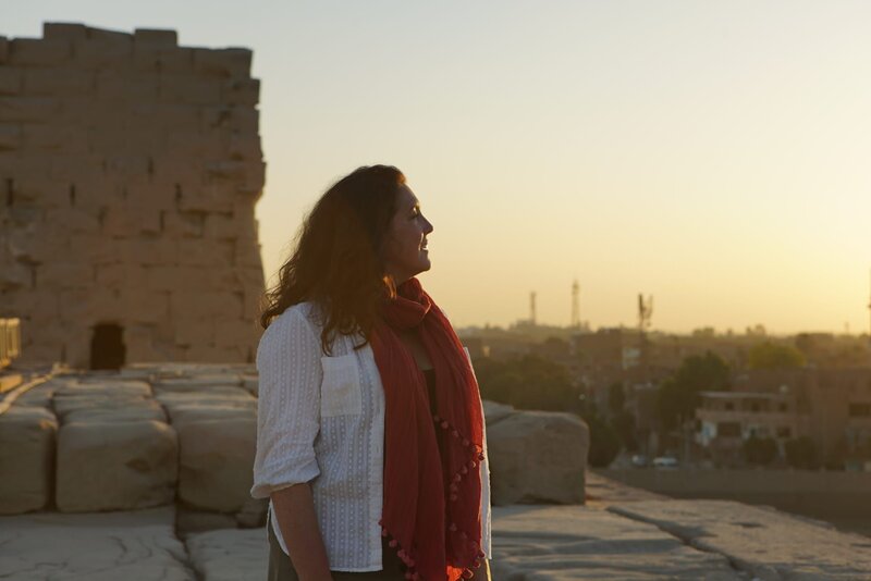 Bettany Hughes in Karnak auf dem 1. Pylon. – Bild: Sandstone Global