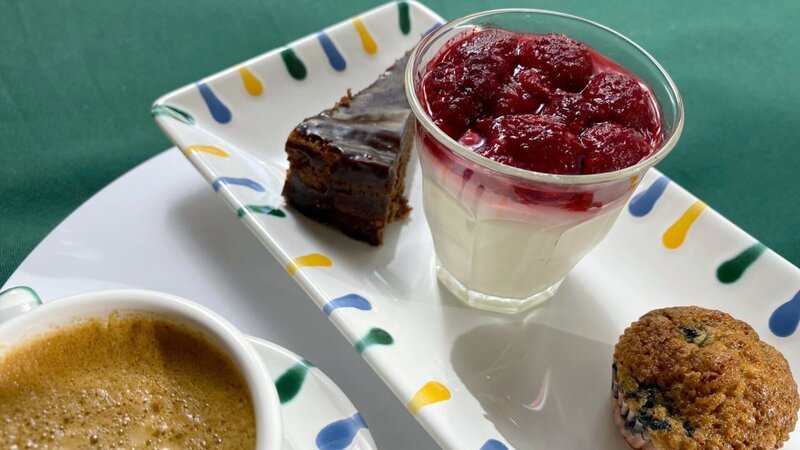 Joghurtcreme mit Himbeermousse und Heidelbeermuffins. – Bild: ZDF und ORF/Allfilm/Alexander Limberger Joghurtcreme mit Himbeermousse und Heidelbeermuffins. – Bild: ZDF und ORF/Allfilm/Alexander Limberger