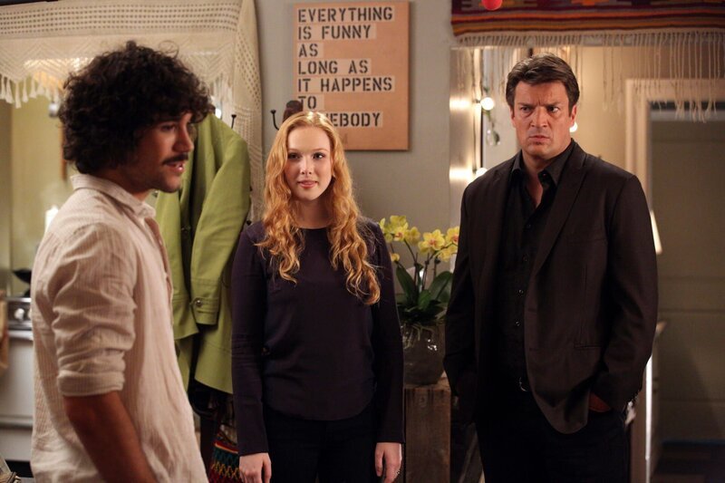 Pi (Myko Olivier, l.) und Alexis (Molly C. Quinn, M.) sind stolz auf ihre gemeinsame Wohnung. Castle (Nathan Filion, r.) hat jedoch nur negative Kommentare auf Lager. – Bild: ABC Studios Lizenzbild frei