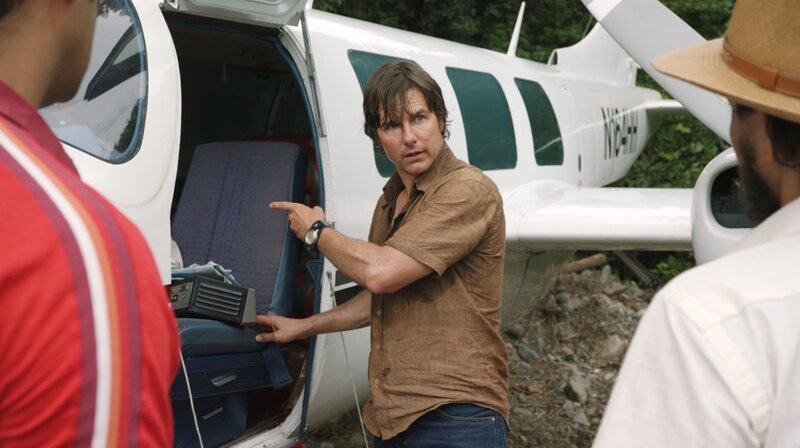 Barry Seal (Tom Cruise) gibt seinen neuen Auftraggebern vom Drogenkartell zu verstehen, dass jede zusätzliche Last an Bord des Kleinflugzeugs die gemeinsame Operation gefährdet. – Bild: Universal Pictures Barry Seal (Tom Cruise) gibt seinen neuen Auftraggebern vom Drogenkartell zu verstehen, dass jede zusätzliche Last an Bord des Kleinflugzeugs die gemeinsame Operation gefährdet. – Bild: Universal Pictures