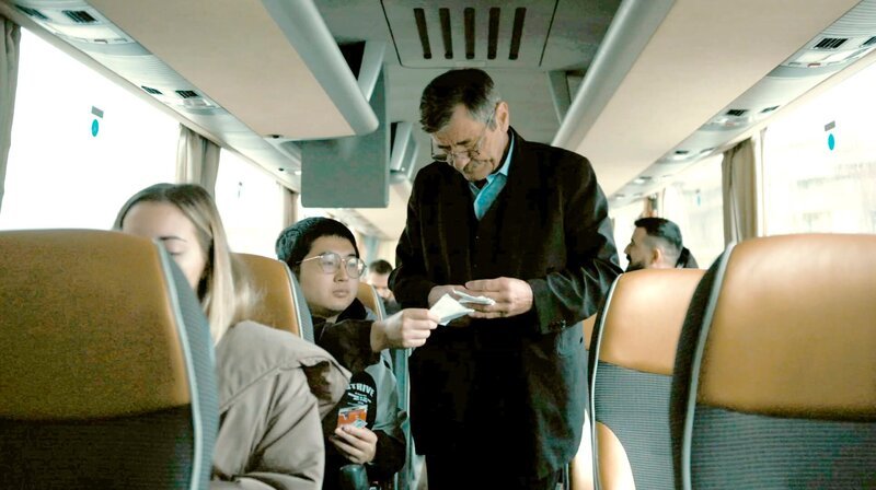 Vojo Jovanović (64) ist mehr als nur Busfahrer. Wenn er morgens aufbricht, um auf seiner Route von der bosnischen Hauptstadt Sarajevo nach Belgrad in Serbien zu fahren, weiß er nie, was der Tag bringen wird. Denn er transportiert nicht nur Reisende. Er ist auch Postbote, bringt den Menschen auf der Strecke Medikamente, Geschenke oder Briefe. Die offizielle Post ist teuer und unzuverlässig. In einer Region voller politischer Spannungen hält Vojo so den wichtigen persönlichen Kontakt zwischen den Menschen auch über die Grenzen hinweg aufrecht. – Bild: MDR/​Dunja Engelbrecht