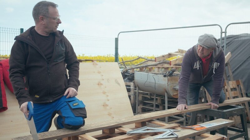 Mark Millar (l.) und Archie – Bild: RTL /​ Pi Productions Ltd /​ Zuhause auf 4 Rädern