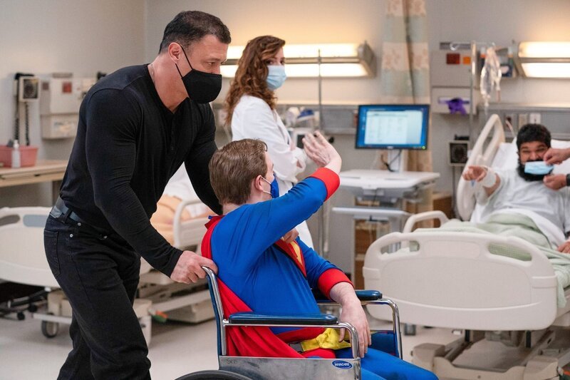 Myles Humphus (Hammond), Alex Weisman (Murphy Coleman), Janet Montgomery (Dr. Lauren Bloom), Kenneth De Abrew (Kebir Abad). – Bild: ORF/​Universal/​NBC/​Virginia Sherwood