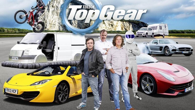 Artwork zur 20. Staffel von „Top Gear“ mit (v.l.:) Richard Hammond, Jeremy Clarkson, James May und The Sting. – Bild: TVNOW /​ BBC Worldwide 2013