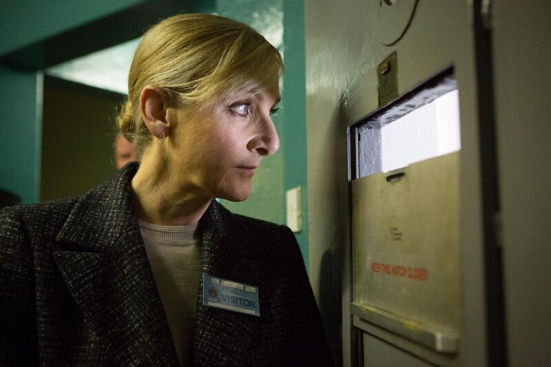 Janet Scott (Lesley Sharp) sorgt sich um ihre Tochter Taise. Das junge Mädchen wurde festgenommen und nun ist unklar, wie es mit ihr weitergeht. – Bild: Red Productions Ltd 2016 /​ Danielle Baguley