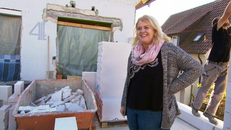 Der Anbau für Anjas Kindertagesstätte wird nicht fertig, die Fenster kommen nicht fristgerecht und somit müssen alle weiteren Gewerke warten.. – Bild: RTL II