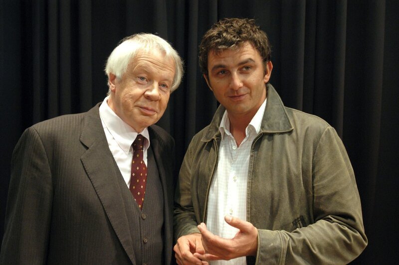„Soko Kitzbühel“, „Magischer Mord.“ Während der Galavorstellung bei einem internationalen Magiertreffen in Kitzbühel, die der Mental-Magier Henrik van Huisen und der Großillusionist Apolonio Barnas bestreiten, findet die Ehefrau und Managerin von Barnas, Romana Degenhofer, am Höhepunkt eines außergewöhnlichen Zaubertricks – vor den Augen des Publikums – den Tod. Bei ihren Ermittlungen durchforsten Karin und Andreas die berufliche Vergangenheit der beiden Magier und die privaten Beziehungen zwischen dem Opfer, Caroline Ritter, die Assistentin von Barnas, und den beiden Zauberern. Ein geheimnisvoller Hotelgast sorgt zusätzlich für Verwirrung. Hannes und die Gräfin finden sich in ihren Phantasien höchst angeregt, aber auch die SOKO muss erkennen: Im Reich der Illusion ist nichts so, wie es scheint. Im Bild (v.li.): Peter Lodynski (Stefan Steinkeller), Hans Sigl (Andreas Blitz). – Bild: ORF/​BEO-Film/​Marco