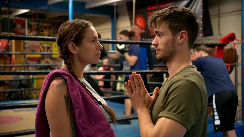 Milla zweifelt, ob sie sich mit dem Boxkampf zu viel zugemutet hat, doch Saschas Push bringt sie in den Ring. Sie kämpft und besiegt ihre Gegnerin. Das Publikum jubelt, doch Malte zweifelt und weiht Mike ein, der Milla zur Rede stellt. – Bild: RTLZWEI