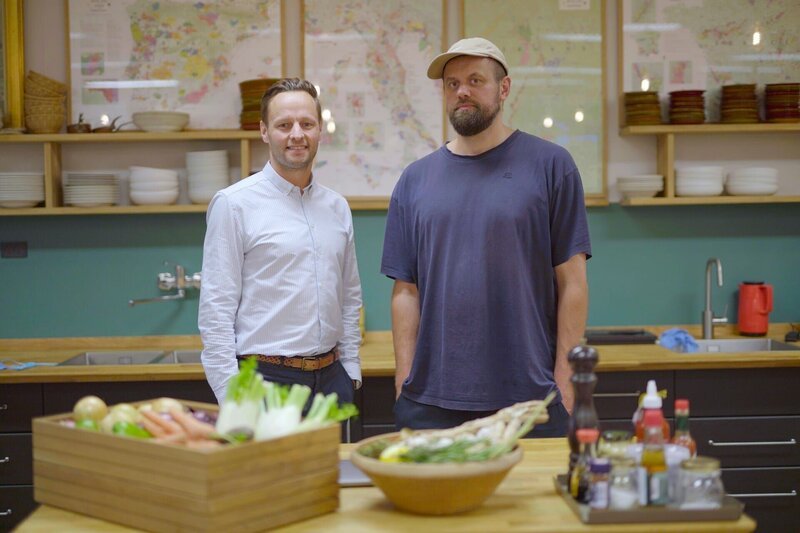 Der dänische Mediziner Alexander Wieck Fjældstad und der Koch Christian Bøjlund versuchen mit ihrem Kochkurs Menschen ohne Geruchssinn die Freude am Essen zurückzubringen. – Bild: BR/​south & browse GmbH