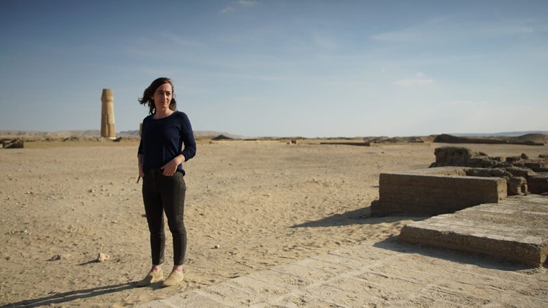 Die Archäologin Anna Stevens in der antiken Ruinenstadt Amarna, Ägypten. – Bild: The National Geographic Channel