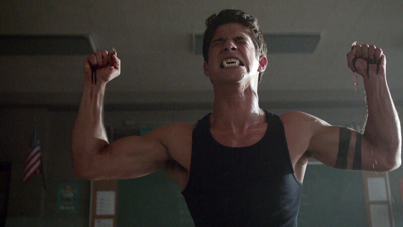 Scott (Tyler Posey) hat seine Werwolffähigkeiten nicht mehr im Griff. – Bild: RTL II