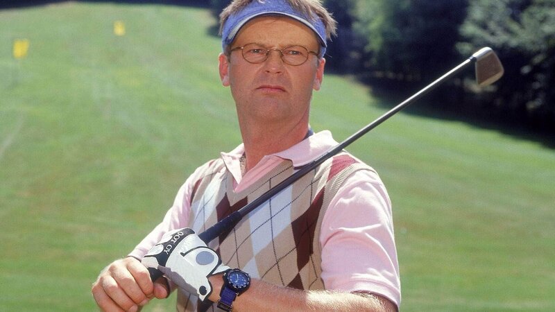 Golfanfänger Lothar (Rene Heinersdorff) ist mit seinem Abschlag nicht sehr zufrieden … – Bild: TVNOW /​ Frank Dicks