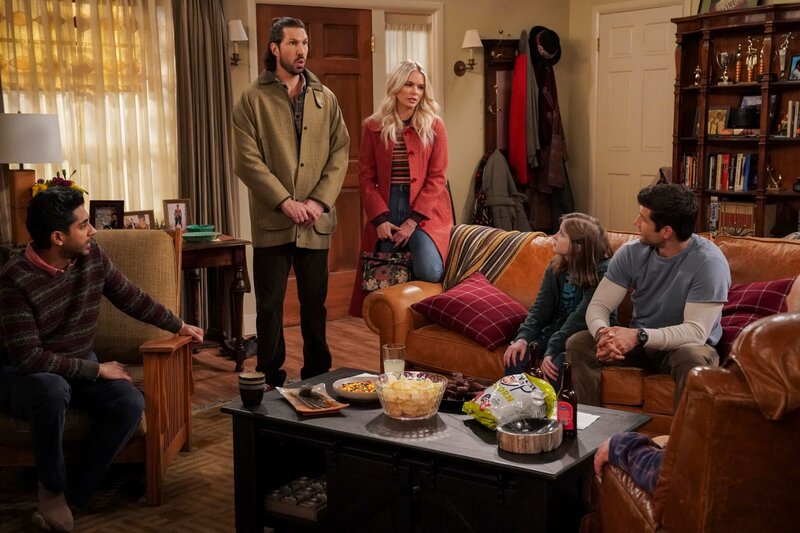 (v.l.n.r.) Al (Adhir Kalyan); Freddy (Brian Thomas Smith); Vanessa (Kelli Goss); Hazel (Farrah Mackenzie); Riley (Parker Young) – Bild: CBS Broadcasting, Inc. /​ Michael Yarish