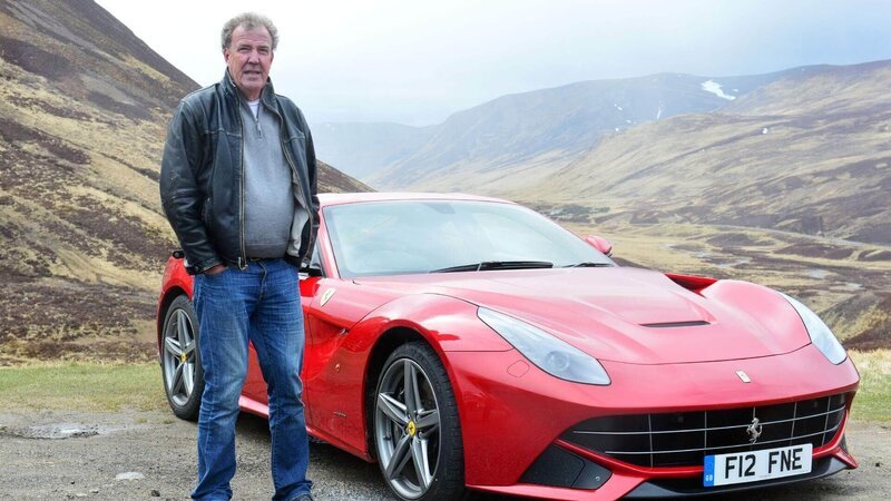 Jeremy Clarkson mit einem Ferrari F12 in Schottland. – Bild: TVNOW /​ BBC Worldwide 2013