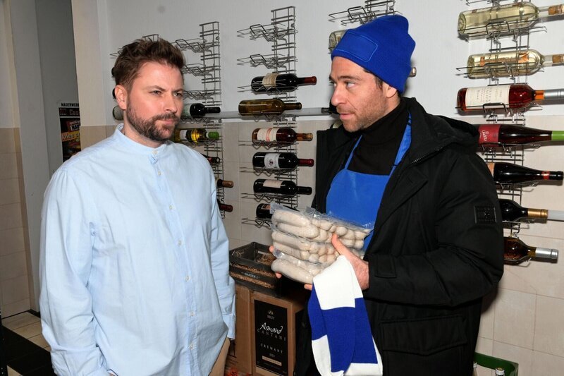 Carlos (Patrick Fernandez, .) will bei John (Felix von Jascheroff) einiges wiedergutmachen. – Bild: RTL /​ Rolf Baumgartner