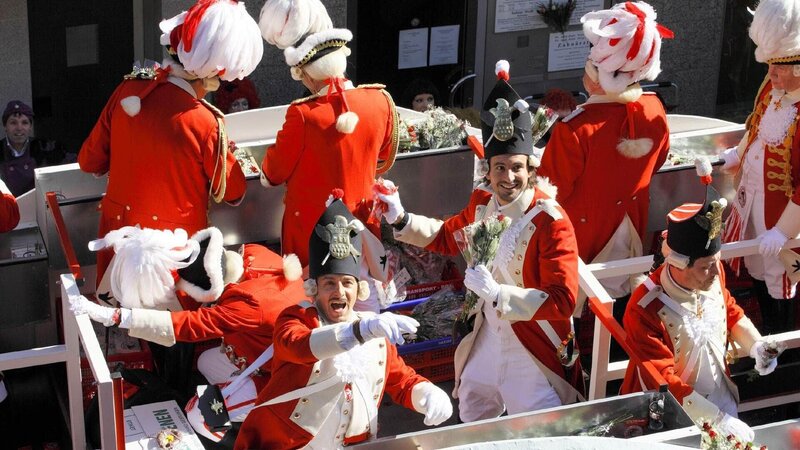 Semir (Erdogan Atalay, vorne l.) und Ben (Tom Beck, M.) dürfen auf einem Wagen der „Roten Funken“ im Kölner Rosenmontagszug mitfahren. – Bild: RTL /​ Guido Engels