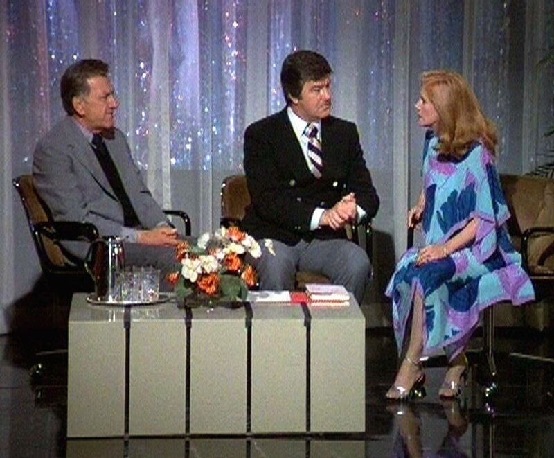 In Dick Wilcoxs (Ron Masak, M.) Talkshow macht Quincy (Jack Klugman) die Diät-Päpstin Corrine O’Conner (Kathleen Nolan) für den Tod einer jungen Frau verantwortlich. – Bild: RTLplus