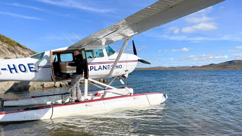 Daniel Boden, Wasserflugzeug-Pilot in Norwegen, liefert eilige Sendungen aus. In den Hochebenen Skandinaviens ist das Wasserflugzeug oft die einzige Möglichkeit, entlegene Orte zu erreichen. – Bild: SRF/​ZDF/​Christian Bock