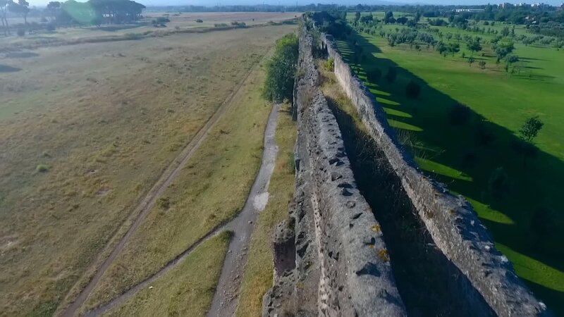 Sie sichern die Wasserversorgung der alten Römer und gelten als Meisterwerke der Baukunst: Aquädukte. Mit ihnen konnte Wasser über große Distanzen transportiert werden. – Bild: zdf /​ © THE HISTORY CHANNEL /​ POND5