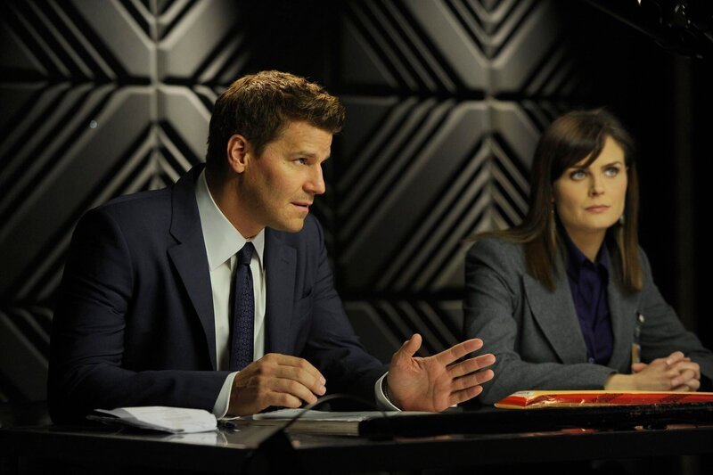 Booth (David Boreanaz, l.); Brennan (Emily Deschanel, r.) – Bild: Super RTL