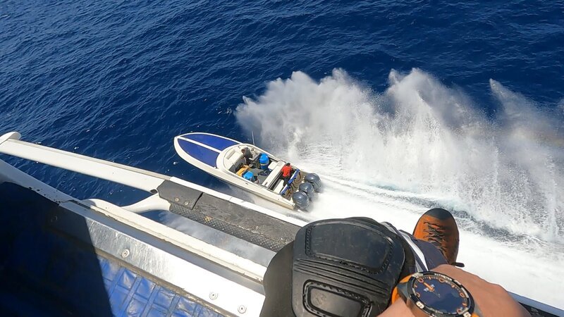 Ein Drogenboot, das von einem Hubschrauber aus gesichtet wird. – Bild: Goya Productions