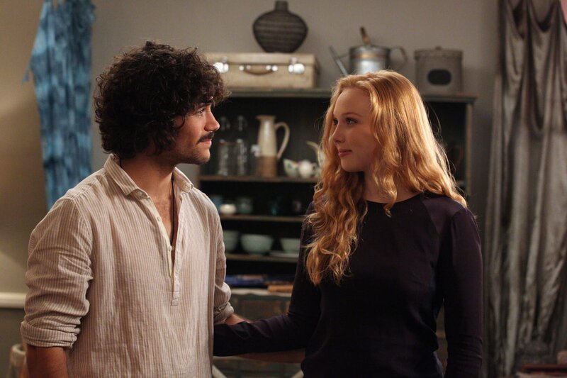 Für Alexis (Molly C. Quinn, r.) ist die Entscheidung, mit Pi (Myko Olivier, l.) zusammenzuziehen, gefallen … – Bild: ABC Studios Lizenzbild frei