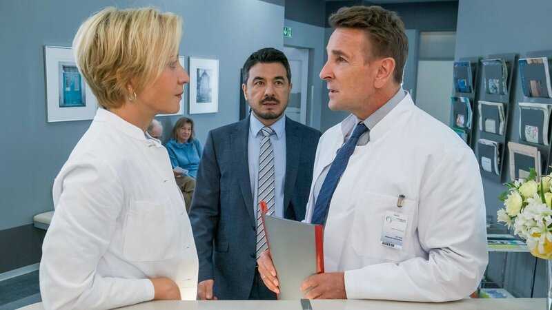 Der Bergdoktor Staffel 16 Im Netz – Teil 2 Gespräch unter Ärzten: Annika Ernst als Dr. Johanna Rüdiger, Ercan Karacayli  M. als Prof. Dr. Karl Tippner,  Mark Keller als Dr. Alexander Kahnweiler – Bild: SRF/​ZDF/​Erika Hauri