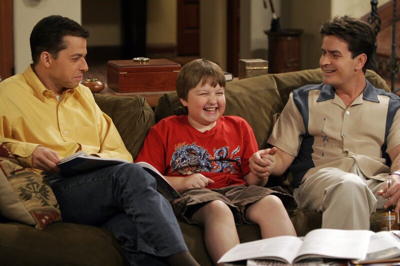 Um Jake (Angus T. Jones, M.) mit der amerikanischen Geschichte vertraut zu machen, veranstalten Charlie (Charlie Sheen, r.) und Alan (Jon Cryer, l.) ein Quiz … – Bild: Warner Brothers Entertainment Inc.