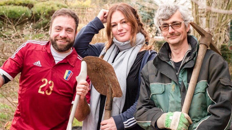 Claus, Maren und Ralf(r.) – Bild: RTL /​ Tokee Bros. /​ Ralfs Gartenkunstwerk