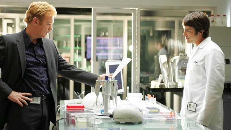 Ryan (Jonathan Togo, r.) klärt Horatio (David Caruso) darüber auf, dass die Untersuchungen ergeben haben, dass Brad Manning nicht Amys biologischer Vater ist. – Bild: MG RTL D /​ CBS