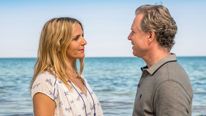 Praxis mit Meerblick – Sehnsucht Alte Gefühle flammen wieder auf: Tanja Wedhorn als Nora Kaminski, Dirk Borchardt als Peer Kaminski – Bild: SRF/​ARD Degeto/​Boris Laewen