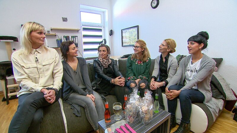 V.l.: Shoppingbegleitung Julia, Kandidatin Natali, Cornelia, Sarah, Kathrin und Christin – Bild: TVNOW /​ Constantin Entertainment