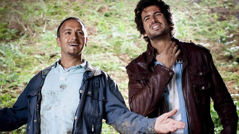 Nachdem Semir (Erdogan Atalay, l.) und Ben (Tom Beck) einen Abhang hinuntergestürzt sind, ist Semir sein Rückenproblem los – dafür hat Ben jetzt eines … – Bild: RTL /​ Guido Engels