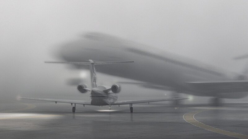 Nachdem das Wrack einer Cessna auf der Landebahn gefunden wurde, ist klar, dass der SAS-Flug 686 die Cessna beim Start getroffen hat. – Bild: NGC /​ Cineflix 2011 /​ NGC /​ Cineflix 2011