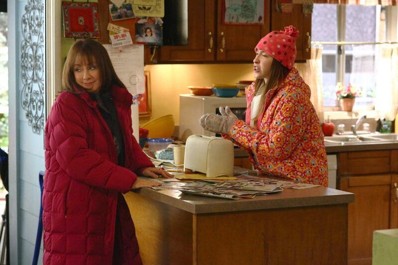 Frankie (Patricia Heaton, l.); Sue (Eden Sher, r.) – Bild: HBOH