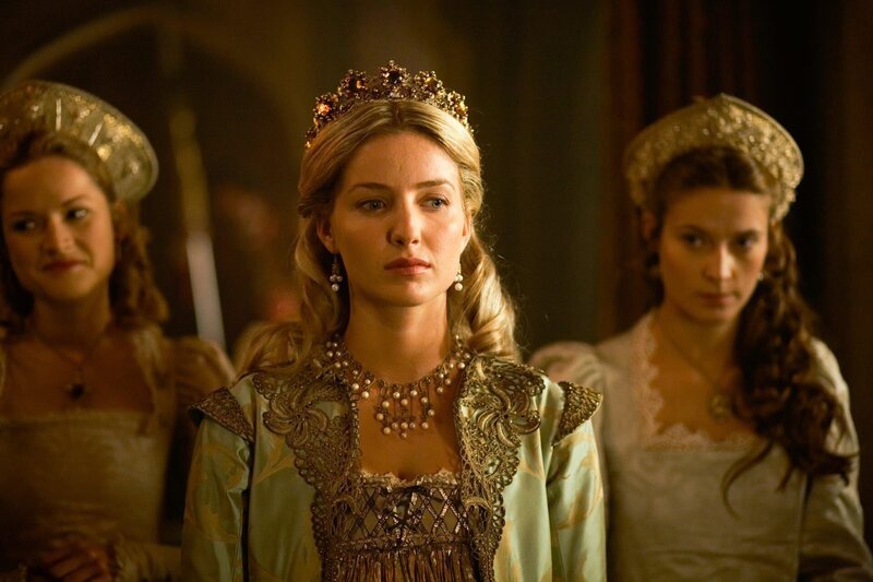 Wartet auf die Niederkunft ihres Kindes: Königin Jane (Annabelle Wallis, M.) … – Bild: AXN White