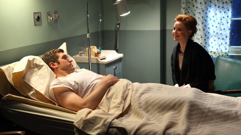L-R: Richard Parks ( Jeremy Davidson ) & Kate Cameron ( Kelli Garner) – Bild: AXN White