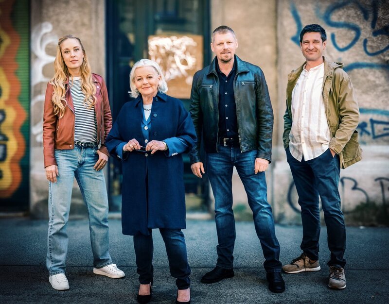(v.li.): Penny Lanz (Lilian Klebow), Henriette Wolf (Brigitte Kren), Max Herzog (Martin Gruber), Klaus Lechner (Andreas Kiendl). – Bild: ORF/​Satel Film/​Petro Domenigg