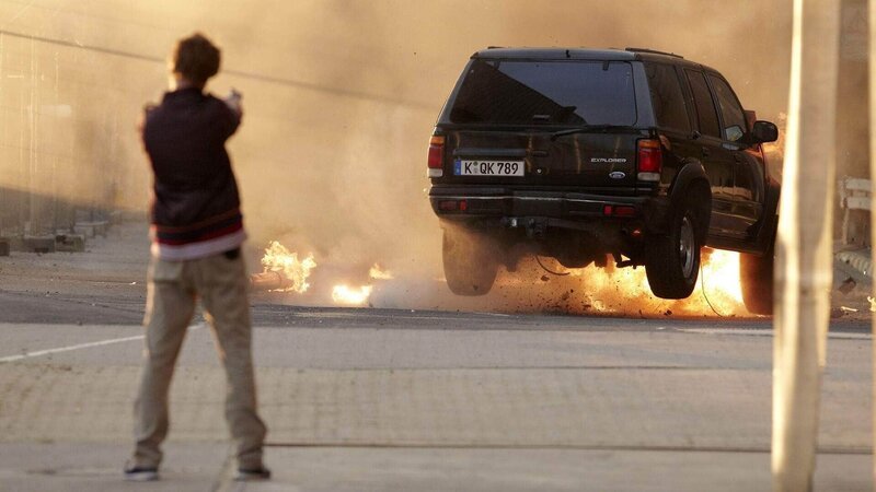 Hartmut (Niels Kurvin) zeigt Courage und stoppt mit einem gezielten Schuss den Van der Gangster … – Bild: RTL /​ Guido Engels